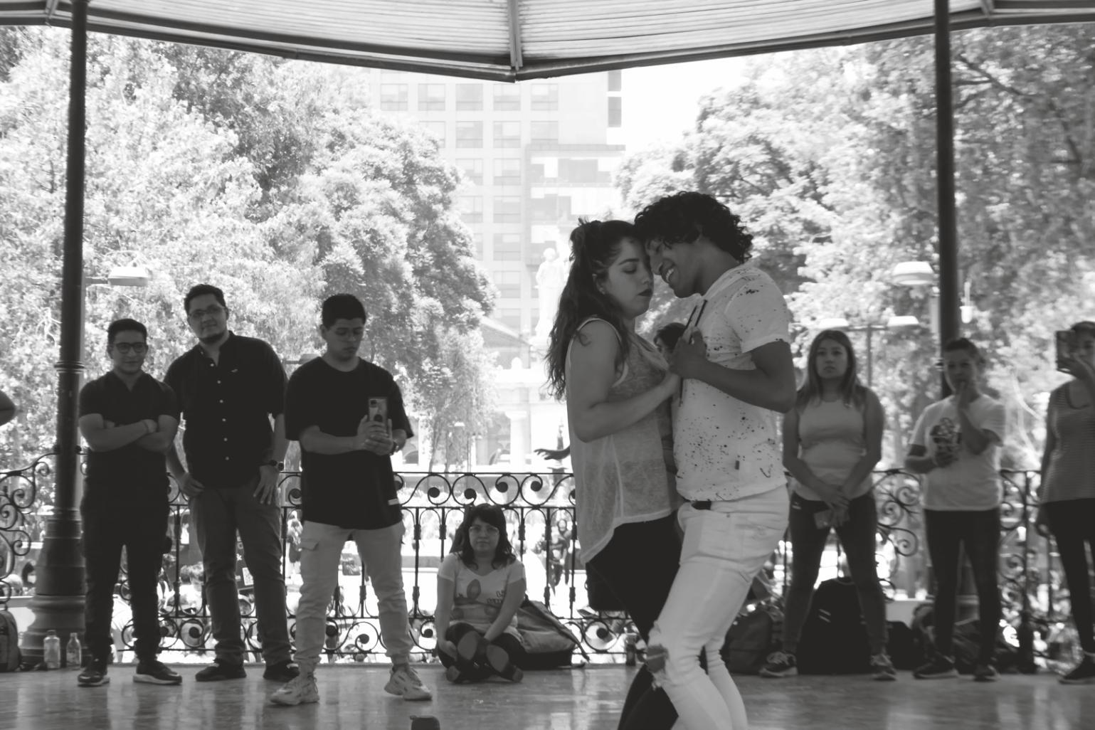 Clase de ballet en proceso con estudiantes practicando