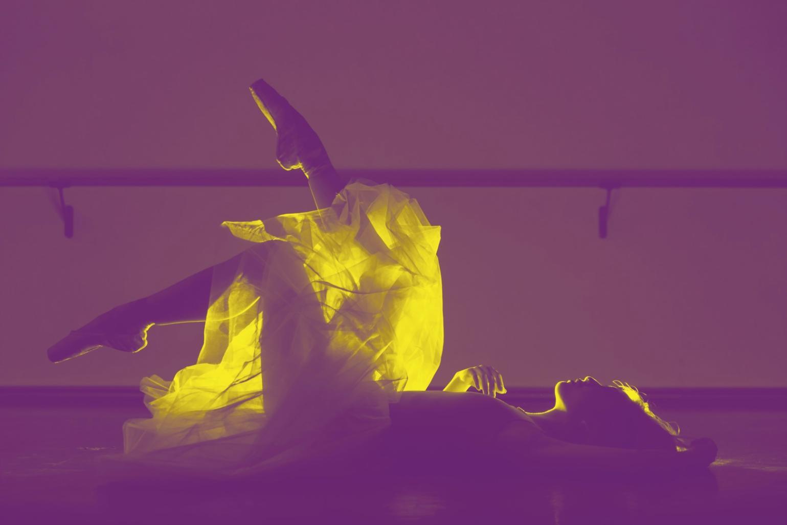 Ambiente de estudio de danza con elementos creativos